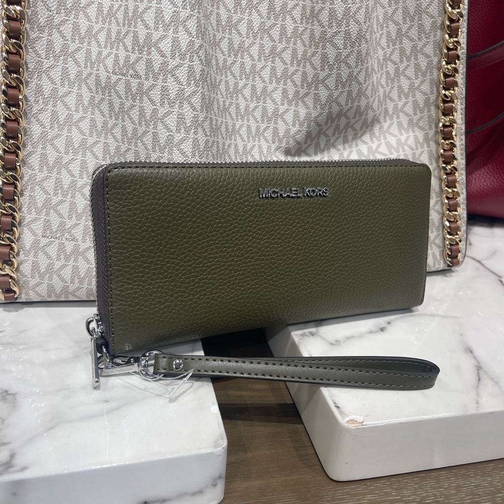 MICHAEL KORS Lg Pebbled Leather Continental Wallet Wristlet Phone Holder
Olive - Picture 3 of 16